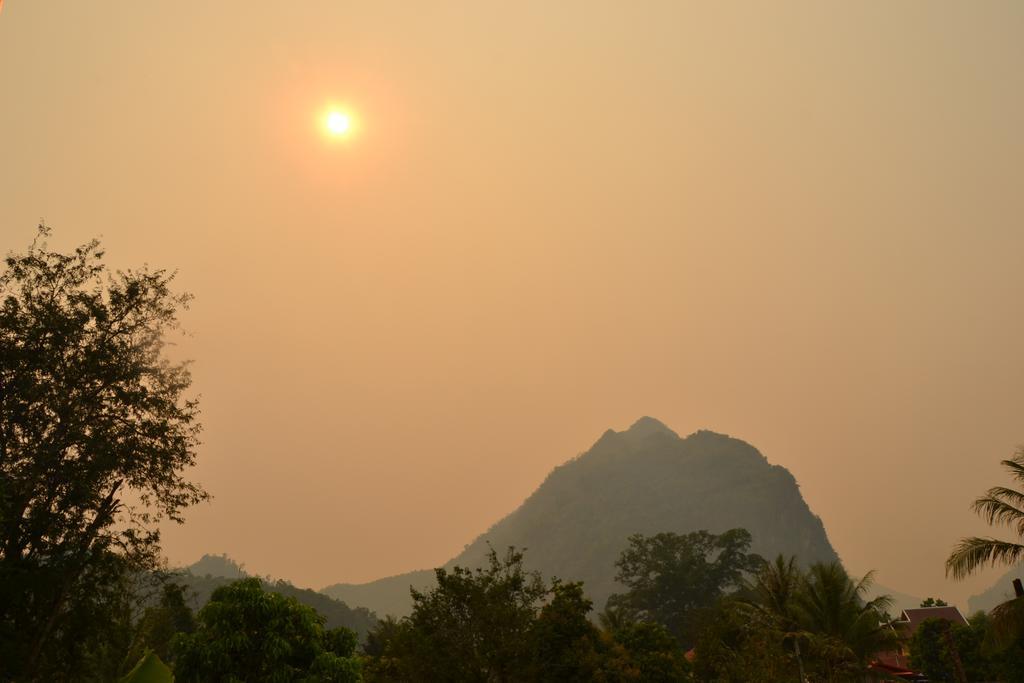 Lamorn Guesthouse Nong Khiaw Exterior photo